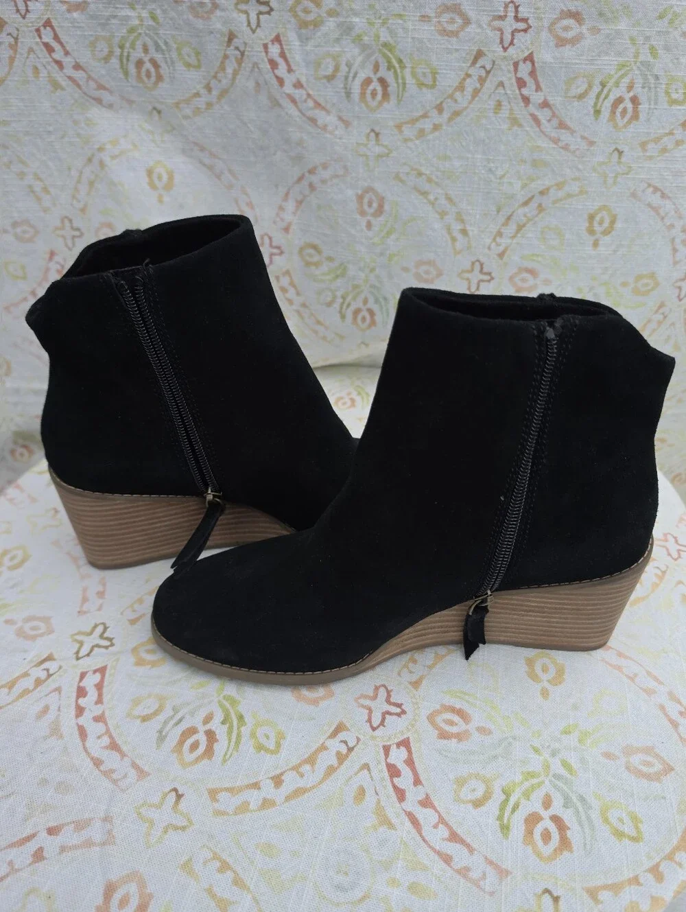 TOMS Women’s 10 Black Suede Leather Wedge Ankle Boots Side Zip Booties